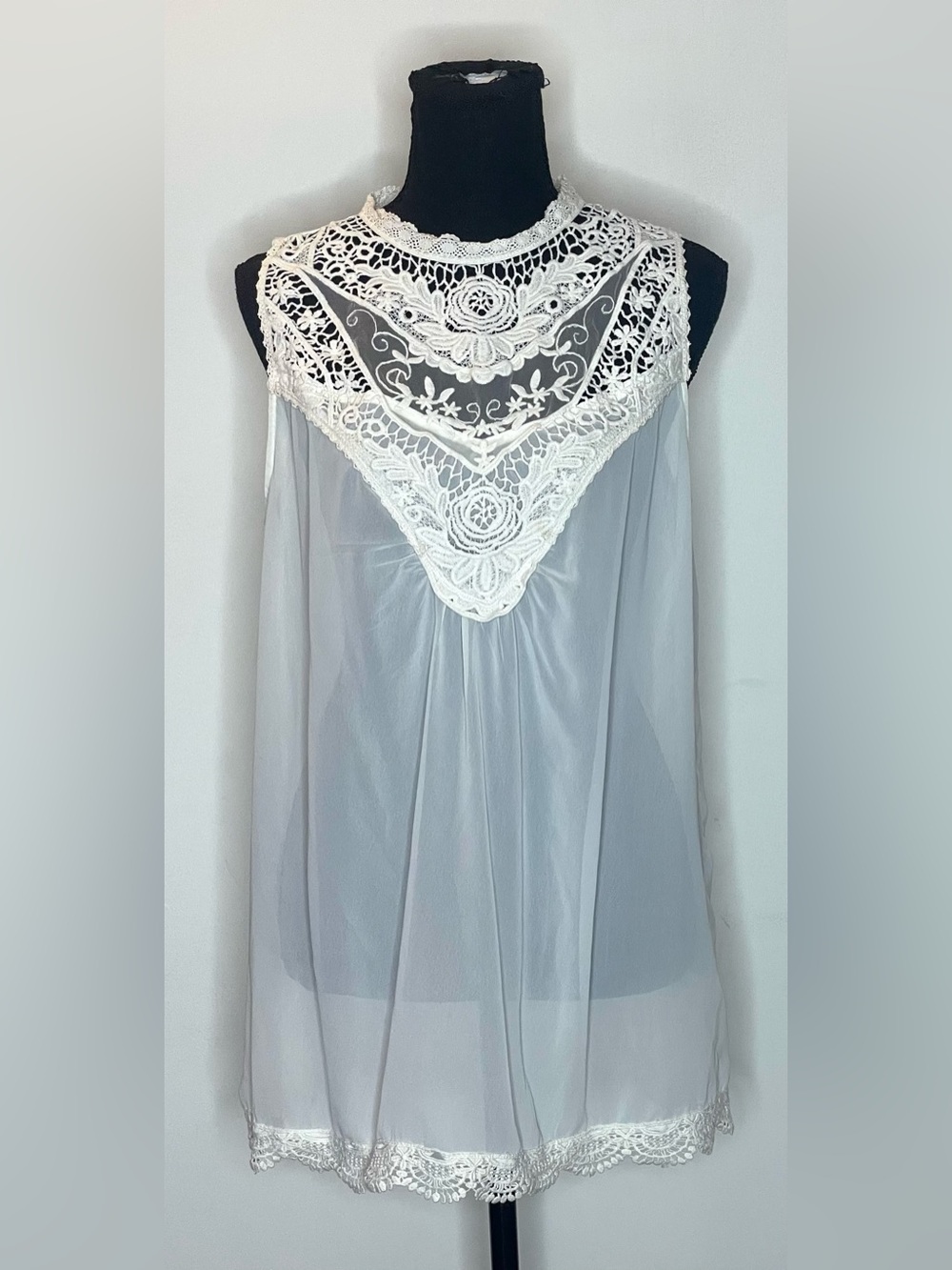 Nine West- Cream Crochet Yoke Sleeveless Camisole Size L